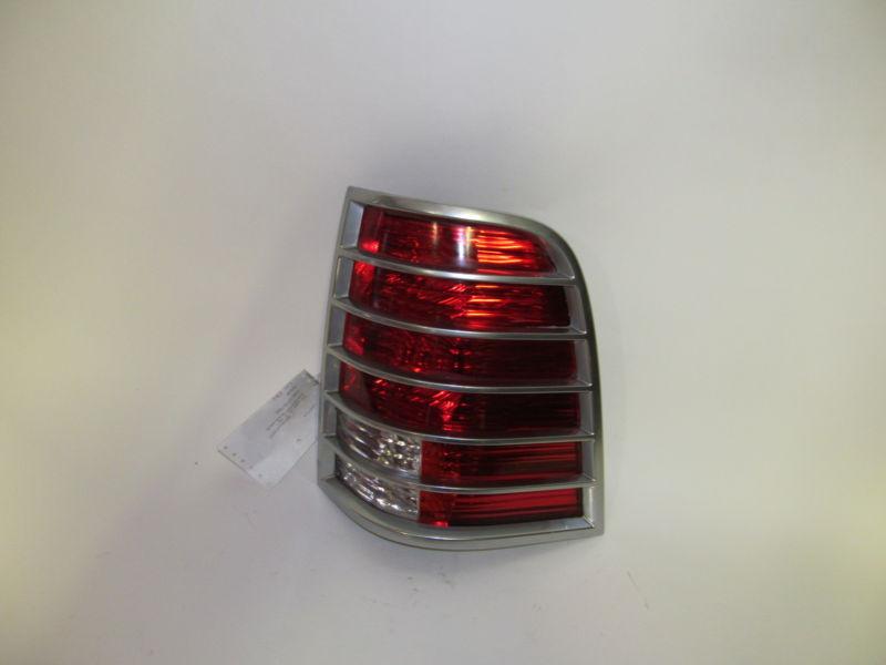 02 03 04 05 mercury mountaineer oem right tail light nice!