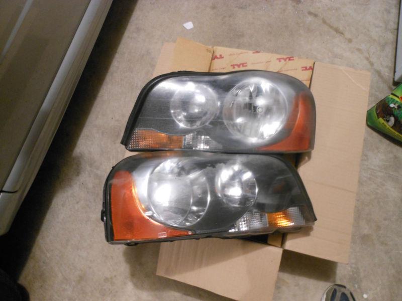   volvo 2005    xc90   head lights