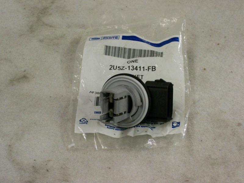 03/04 ford focus - rear turn signal socket