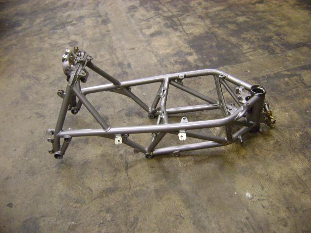 Ducati 01 2001 748 oem main frame chasis straight