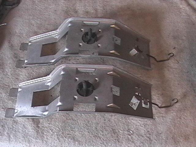 67-80s gm pair of rear speaker retainer brackets large round magnet style