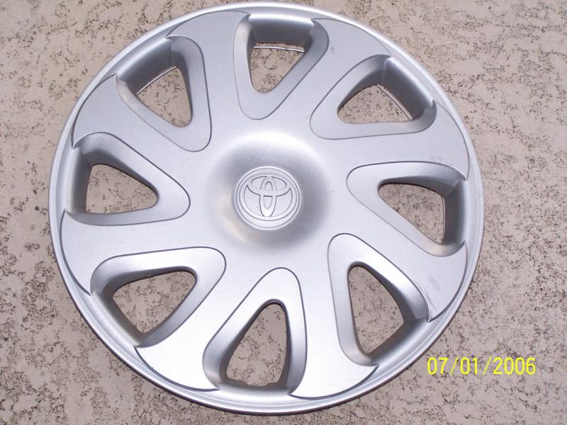 2000-2003 toyota corolla   hubcap 14"