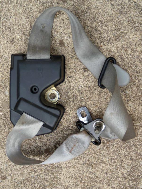 84 85 86 87 88 pontiac fiero passenger right side seat belt light gray -- used