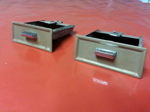 Jeep j2000 gladiator ash trays