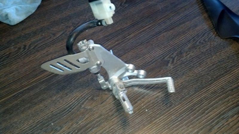 Suzuki 06 gsxr600 brake pedal foot peg bracket and heelguard