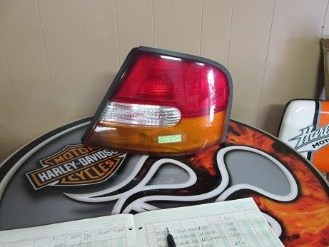 1998-99 nissan altima passenger side tail light