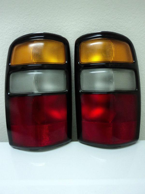 00-06 chevy gmc suburban yukon tahoe rear tail light set oem 