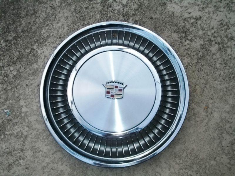 One 1974-75 cadillac deluxe 15 inch hubcap