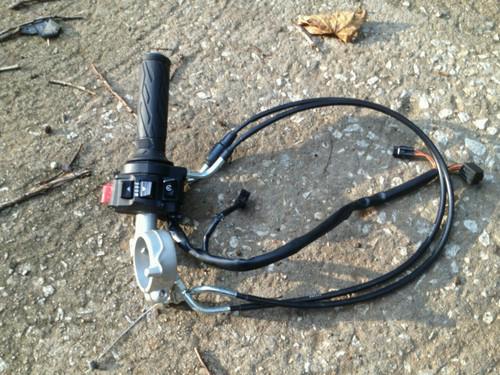 2006-2007 suzuki gsxr750 right handlebar clip-on throttle switch.