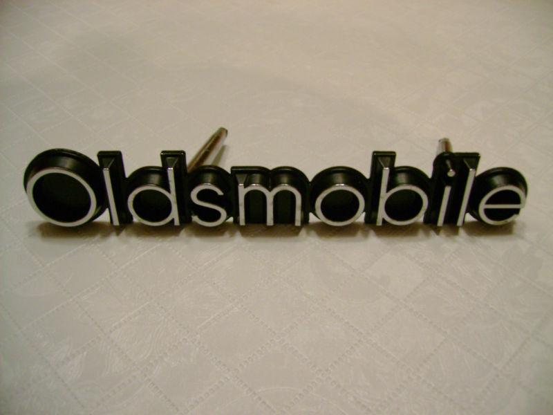 1977 oldsmobile cutlass supreme or salon nos gm grille nameplate new olds 