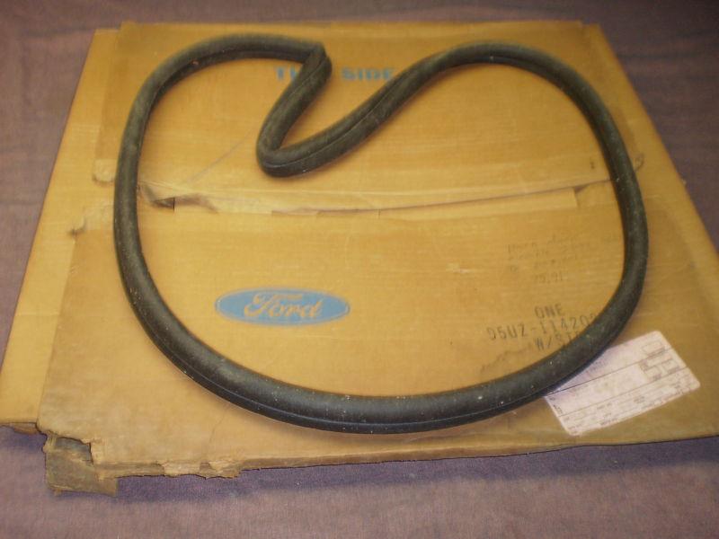 Ford 75,91 econoline back door movable window weatherstrip orig. ford nos