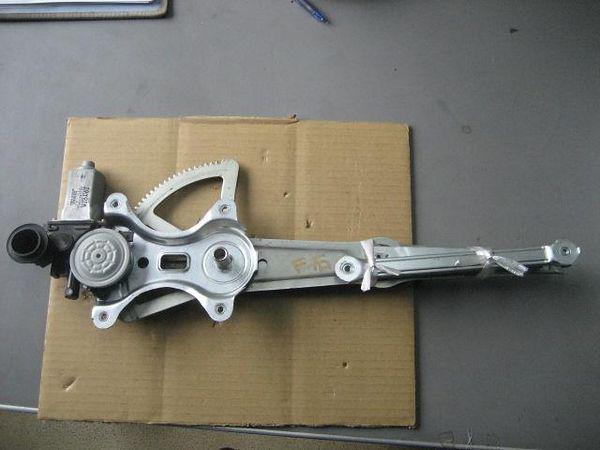 Toyota opa 2002 front right door regulator [0313120]