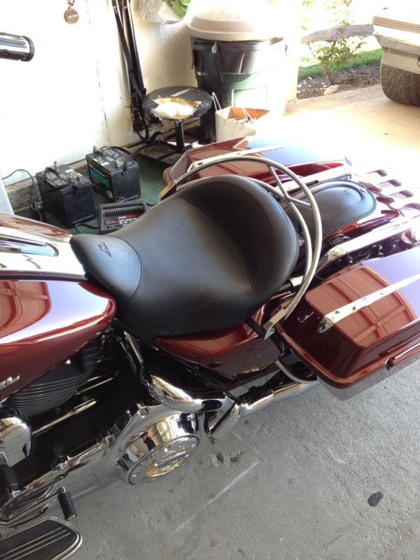 Mustang - 76027 - solo seat, no studs with chrome grab rail & fender bib