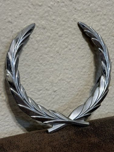 1980-1992 cadillac deville fleetwood emblem car rwd decklid wreath 4” - euc