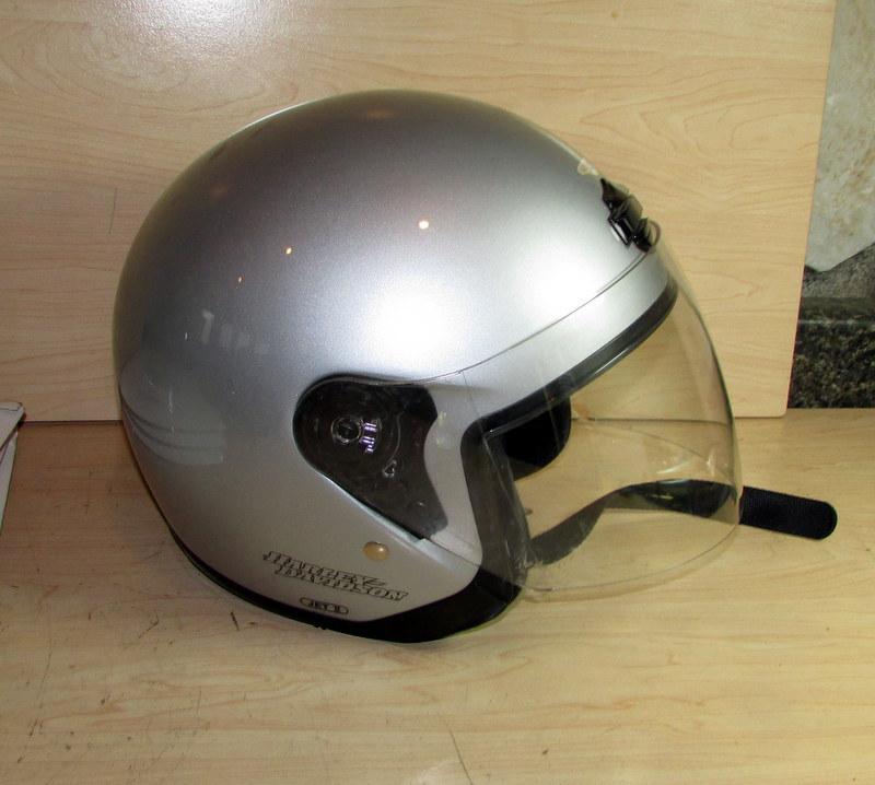 Harley davidson jet ii silver motorcycle helmet with shield. sz l dot approved.