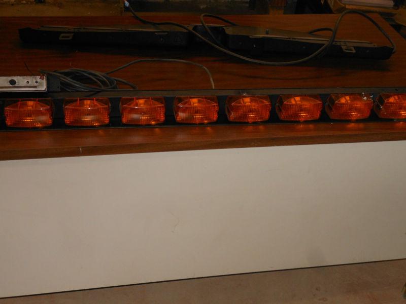 Adjustable hazard warning light bar