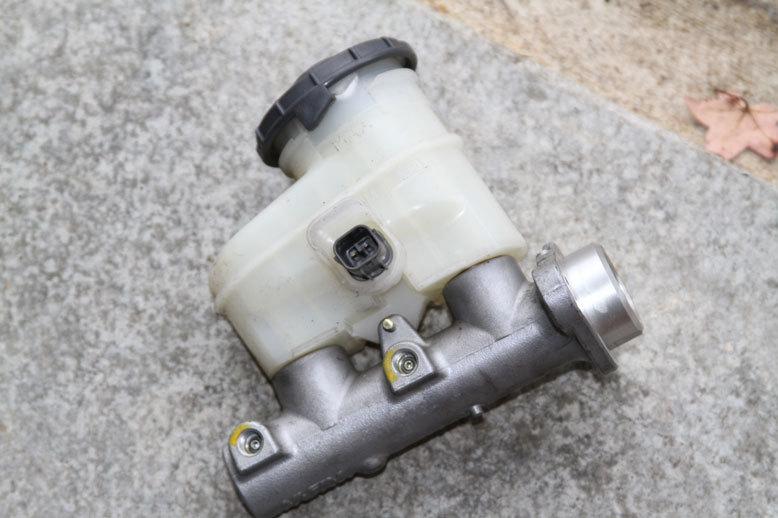 Oem honda s2000 brake master cylinder - excellent condition