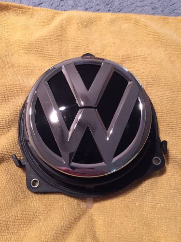 Trunk emblem badge handle 06-10 vw passat b6 - genuine - 3c5 827 469 b