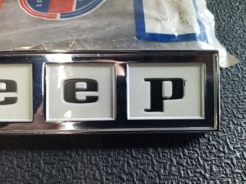 Nos jeep tailgate emblem wagoneer jeepster commando fsj 968884