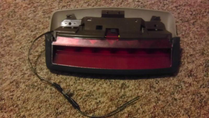 96-99 saturn s-series rear window center brake light with gray cover - ceiling