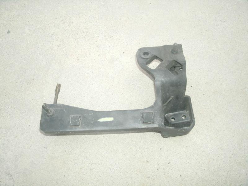 1998-2002 camaro v6 l/h driver side back of head lamp light bracket- 16524281