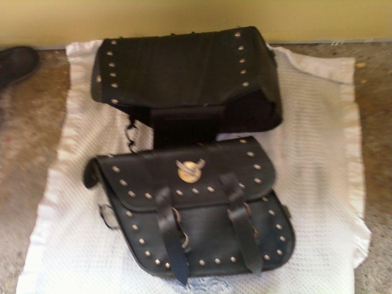 Motorcycle saddlebags