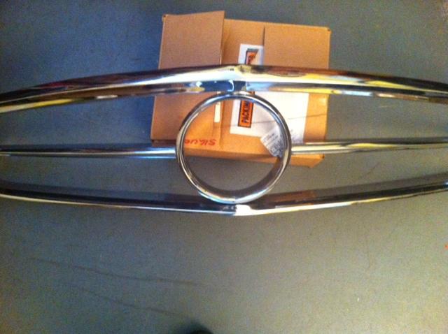 Mercedes benz 230 / 250 / 280 sl front grill - oem - excellent condition !!