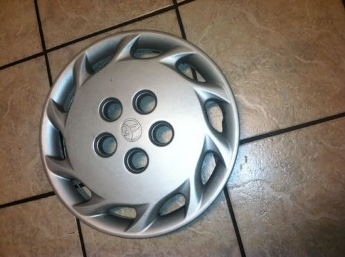 Toyota camry hubcap