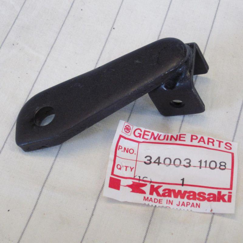 Kawasaki kz550 gpz 550 d1 1981 -81 rr,lh footrest bracket holder 34003-1108 nos