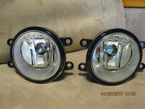 Set of toyota fog light set original oem 305600, replacement r and l fog lights