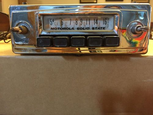 Motorola solid state am - model tm 526a vintage auto radio w/ vw sapphire plate