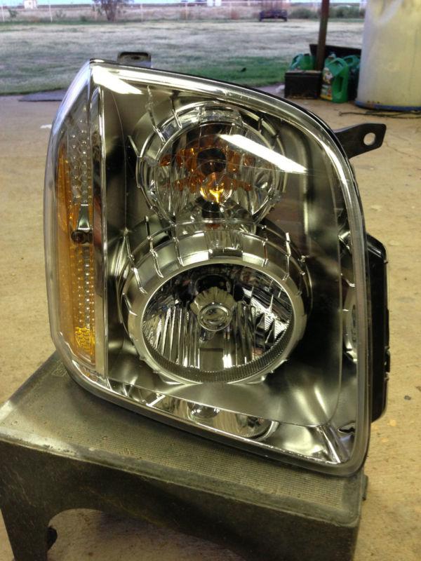 Yukon denali headlight o.e.m.