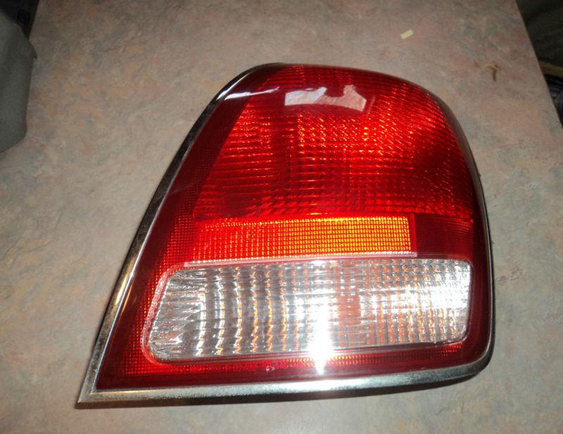 2001 - 2003 hyandai xg300 xg350 >>tail light w/bulbs>>passenger side