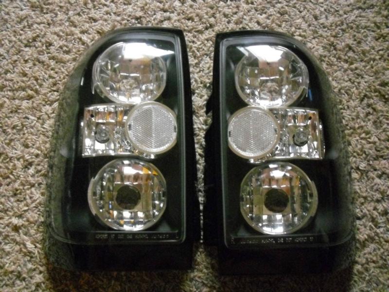  1996-2004 nissan pathfinder/1997-2003 infiniti qx4 euro black/clear tail lights