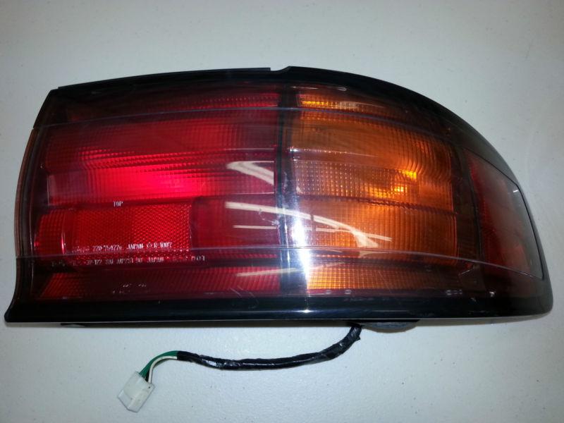 Toyota camry 1992-94 right rear rr passenger side brake tail turn light oem