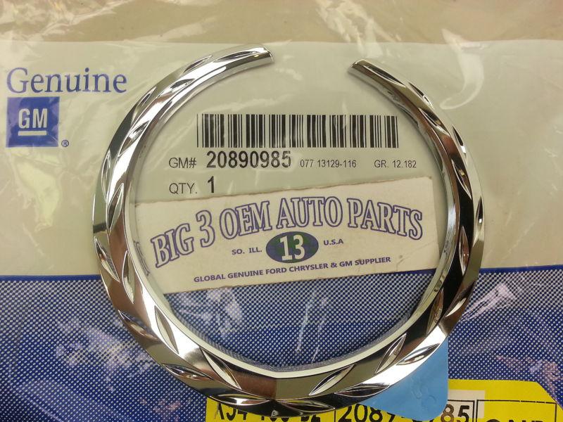 Cadillac cts sedan chrome rear compartment deck lid wreath emblem new oem