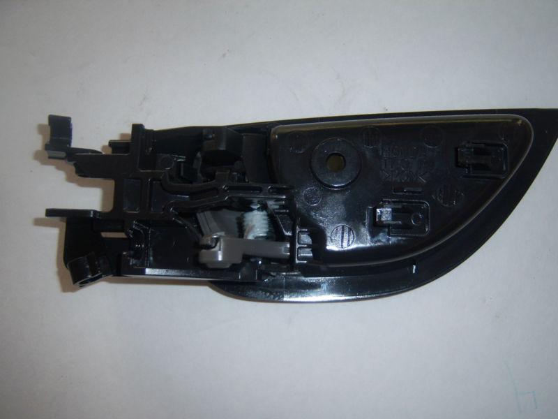 2009 honda fit passenger front right. inside door handle