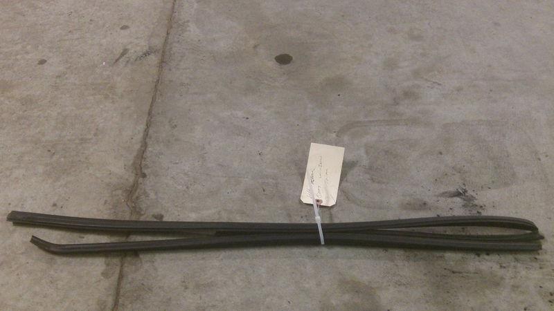 Land rover discovery ii 2 left rear window channel guide seal 99 00 01 02 03 04