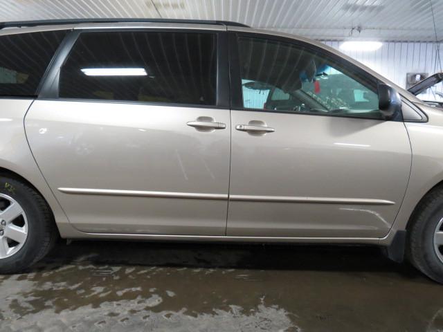 2005 toyota sienna front door right 2510371