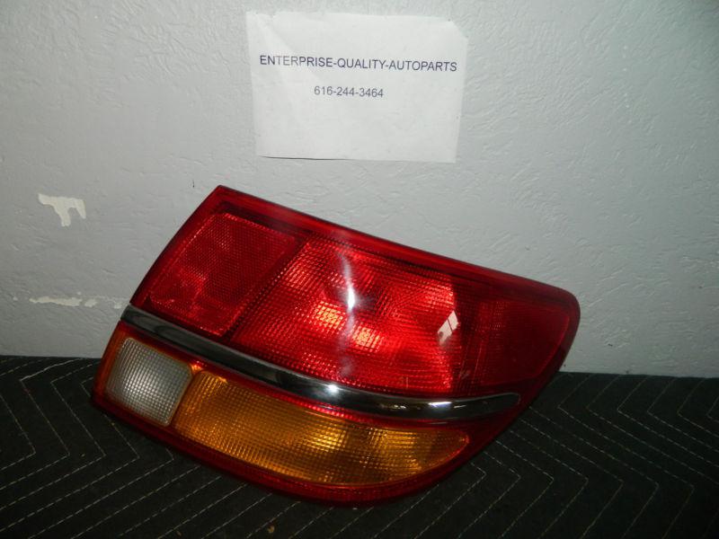 Oem 2001-2002 saturn l series right/  passenger side tail light assembly 