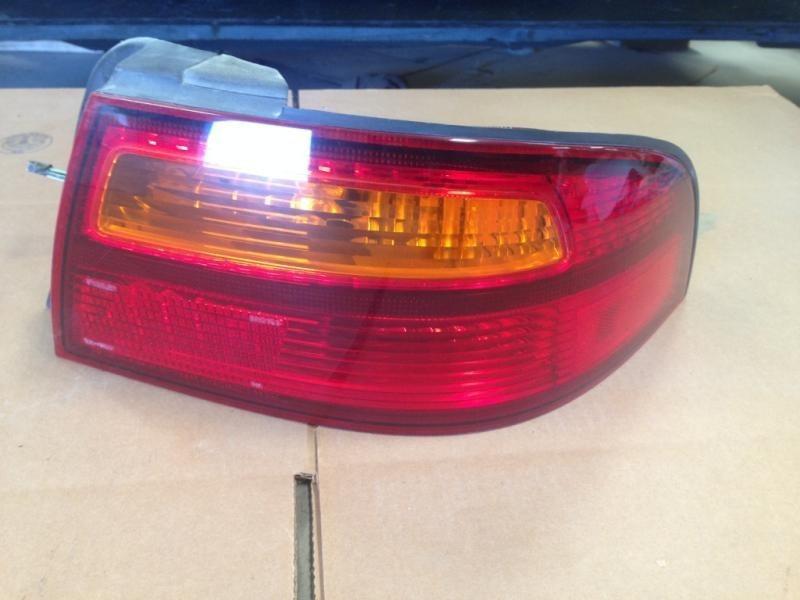 98 99 avalon right tail light lamp quarter panel mounted, (broken mount) 13699