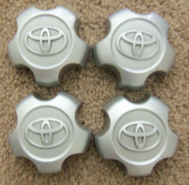 Toyota rav 4 oem center cap set of 4 very good used condition free shipping usa