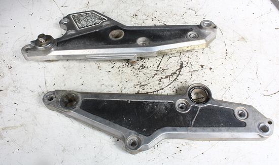 1982 kawasaki kz1100 kz1100a2 right/left foot peg brackets/oem