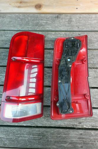 1999-2002 land rover discovery oem tail lights. 