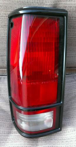 New!!! chevy/gmc s10 blazer, s15 jimmy left/driver side oem tail light