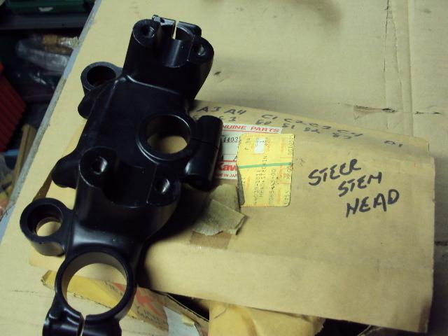 Steering stem head top clamp    kz550 d1 gpz550 gpz 550 44039-1011  kawasaki nos