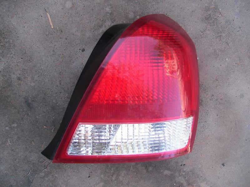 2003 hyundai elantra oem right tail light