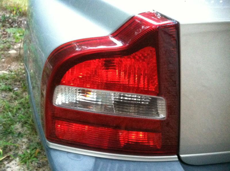 99 00 01 02 03 volvo s80 left/driver side tail light 108552 (oem)