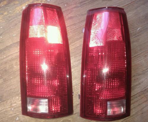 92 99 chevrolet gmc suburban tahoe yukon taillight pair set both  taillamp