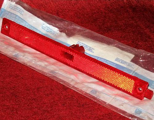 1988 - 1997 red rear side marker lamp lens genuine gm part # 5974593